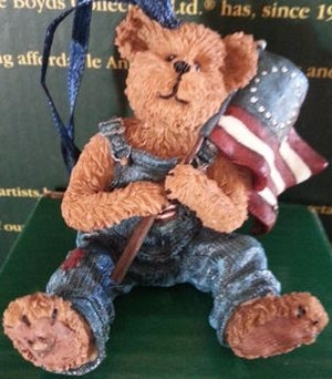 FLAG BEARER-BOYDS BEARS ORNAMENT #257400 ***HARD TO FIND*** *