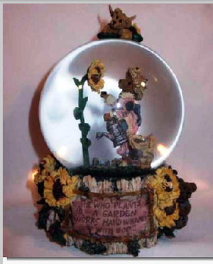 LIDDY PEARL...HOW DOES YOUR GARDEN GROW?-BOYDS BEARS BEARSTONE MUSICAL WATER GLOBE #270602 BBC EXCLUSIVE/LE *