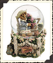 Martha Greenthumb...Thyme to Garden-Boyds Bears Musical Water Globe #270557